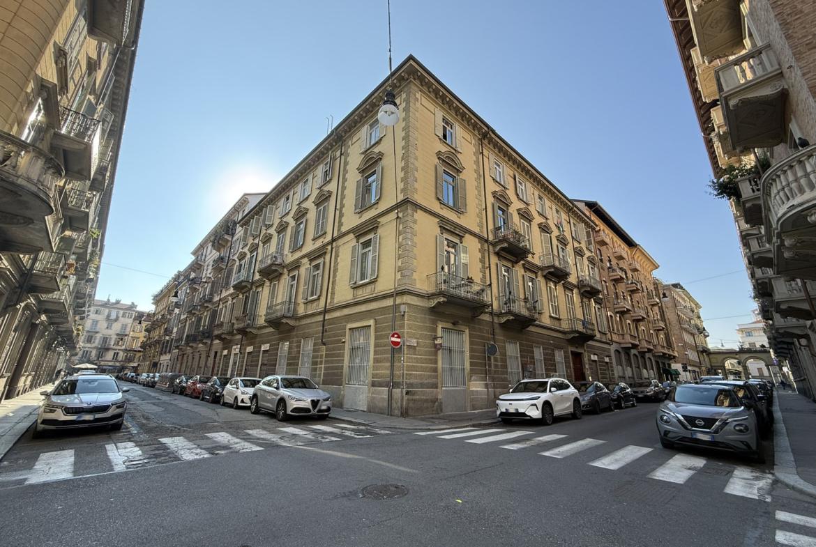 Luminoso quadrilocale mansardato adiacenze Corso Vittorio Emanuele II