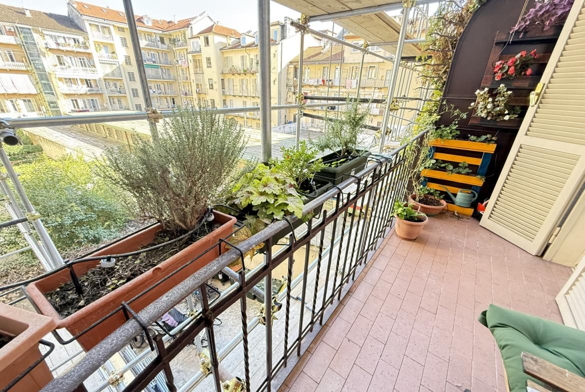 Signorile quadrilocale ristrutturato in Via Nizza