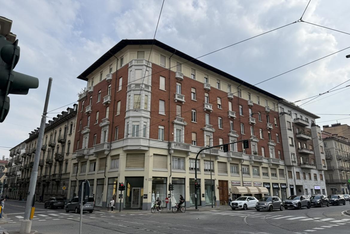 Signorile quadrilocale ristrutturato in Via Nizza